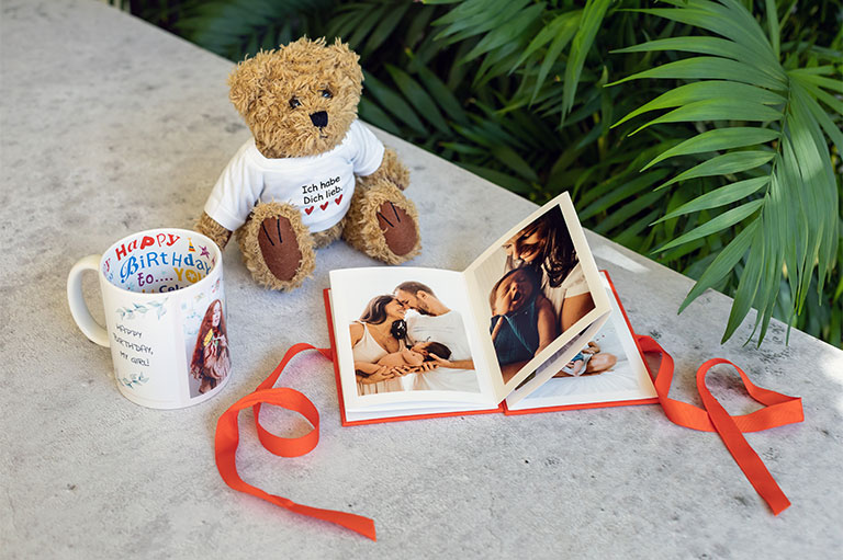 Photo gift ideas for everybody, i. e. cuddly toys, pocket books, cups or mobile phone cases with photo.